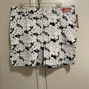 Lee Black and White Floral comfort waist shorts NWT size 14